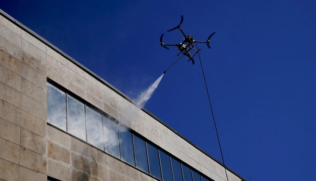 Dron limpiando fachada en altura